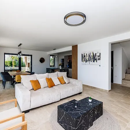 Aria Prestige Villa *